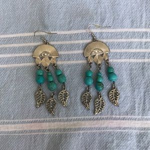 Earrings with feather shaped charms & blue pearls